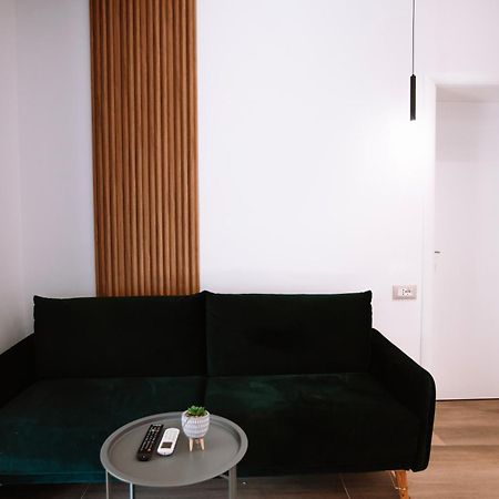 Barrikada Str Modern Apartments - The Nest Tirana Kültér fotó