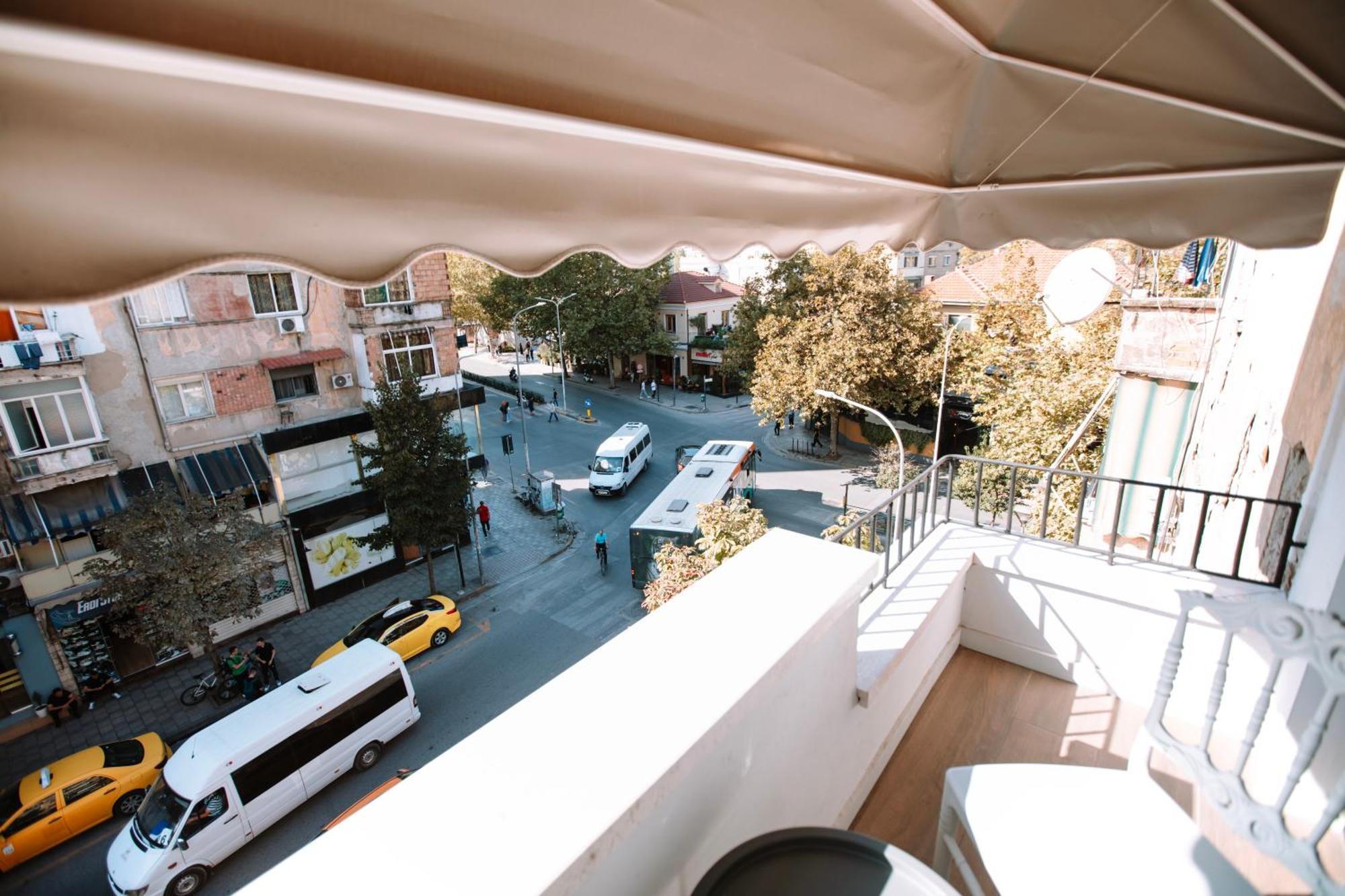 Barrikada Str Modern Apartments - The Nest Tirana Kültér fotó